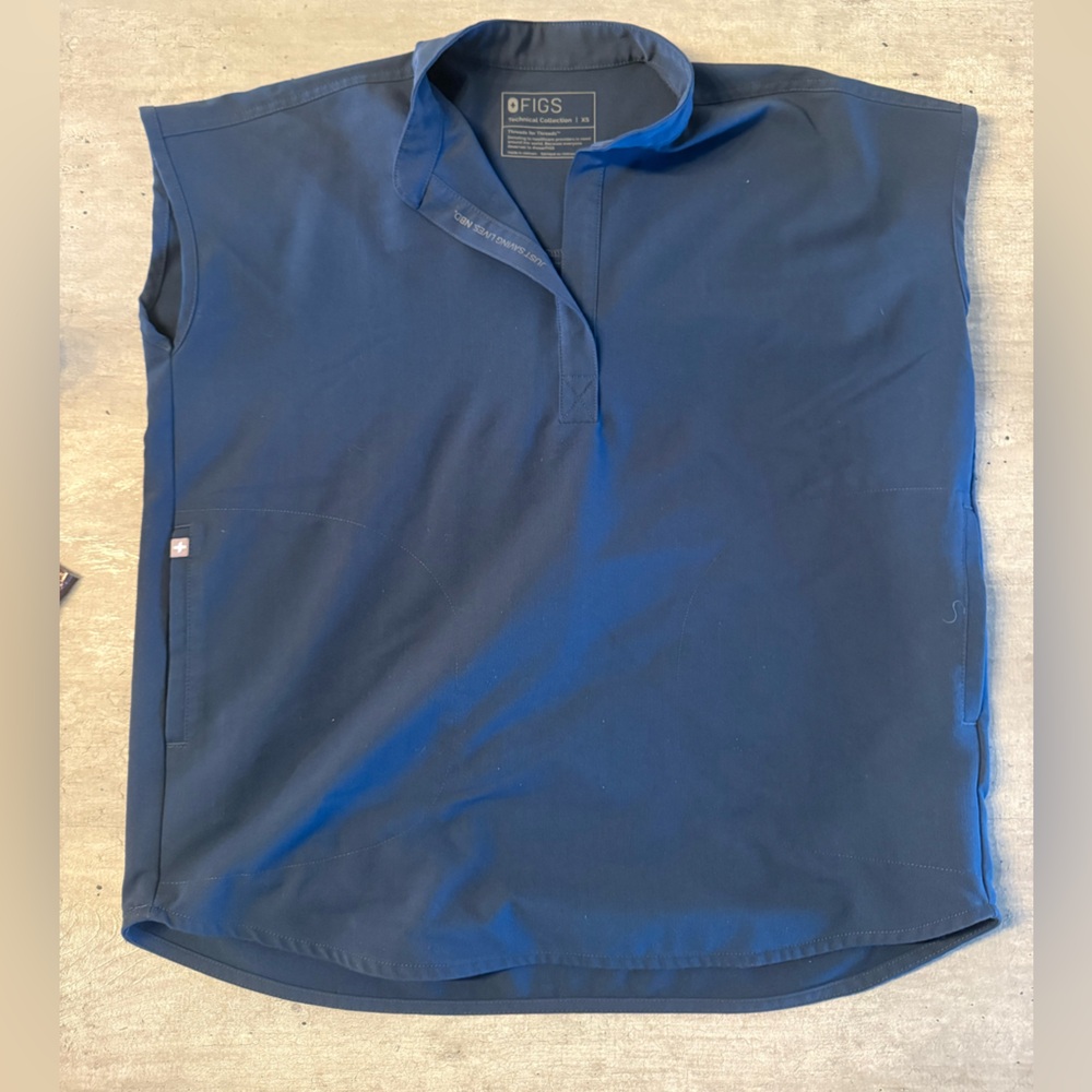 Women’s Fig Scrub Top. XS